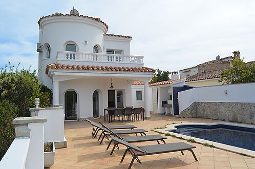 Superb villa on the Norfeu canal 4 bedrooms, 12.5m mooring, swimming pool