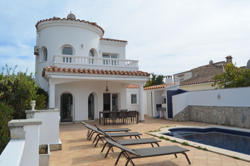 Superb villa on the Norfeu canal 4 bedrooms, 12.5m mooring, swimming pool