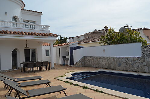 Superbe villa au canal Norfeu 4 chambres, 12,5m d'amarre, piscine EMPURIABRAVA