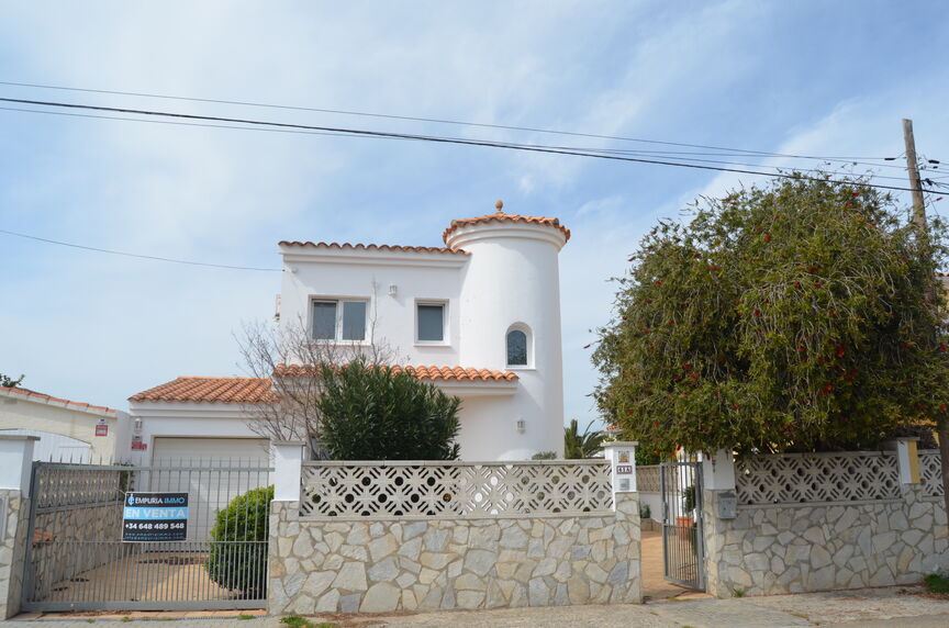 Superb villa on the Norfeu canal 4 bedrooms, 12.5m mooring, swimming pool