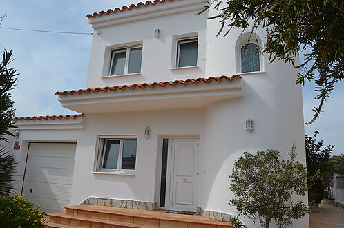 Superb villa on the Norfeu canal 4 bedrooms, 12.5m mooring, swimming pool