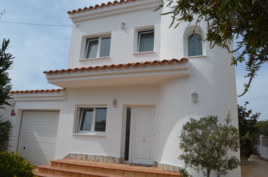 Superbe villa au canal Norfeu 4 chambres, 12,5m d'amarre, piscine EMPURIABRAVA