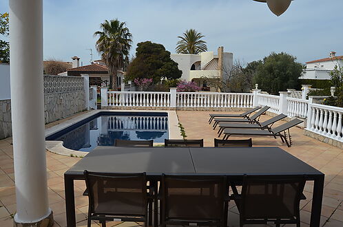 Superb villa on the Norfeu canal 4 bedrooms, 12.5m mooring, swimming pool