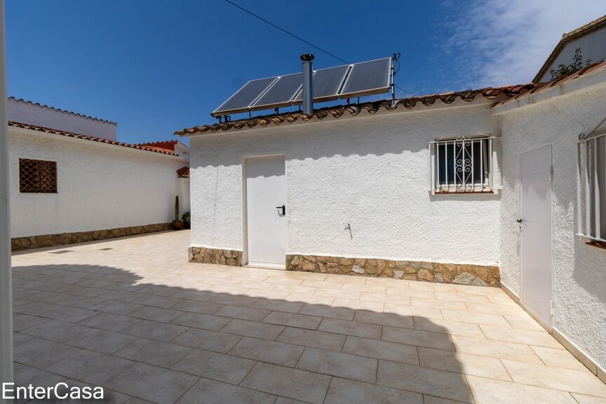 Casa renovada con muy buen gusto, en un canal ancho en Ampuriabrava