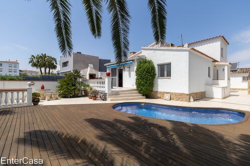 Tastefully renovated house, on a large canal in Ampuriabrava