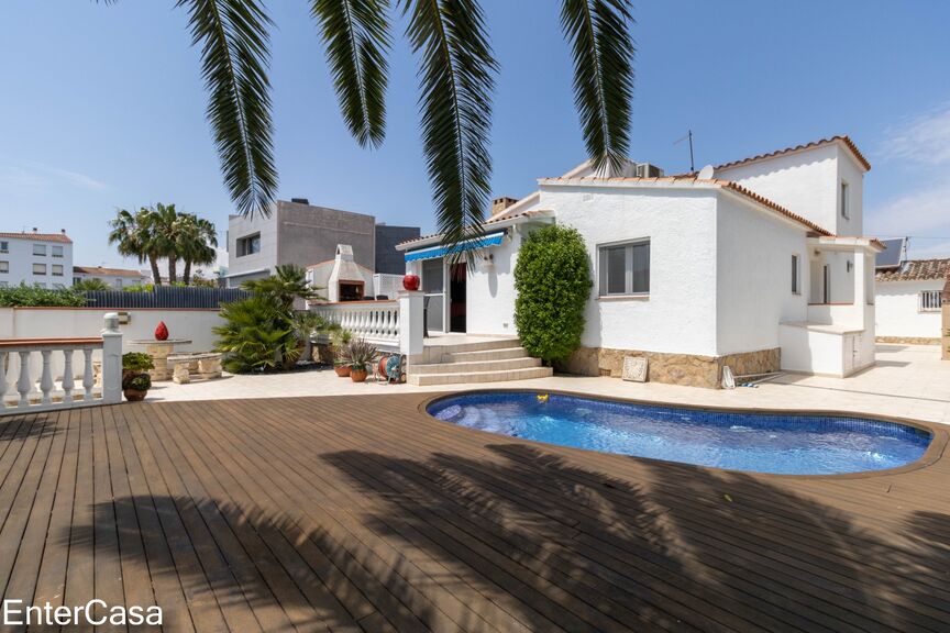 Casa renovada amb molt bon gust, en un canal ample a Empuriabrava