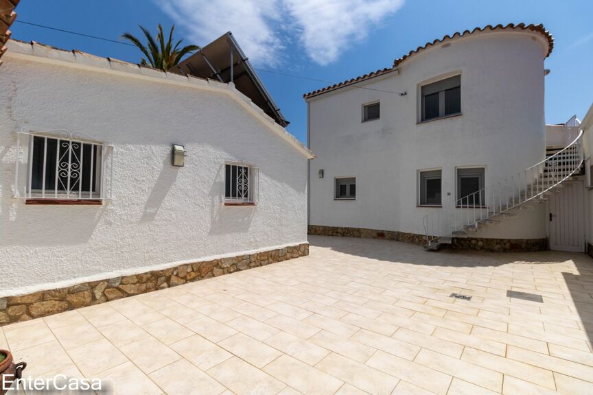 Casa renovada con muy buen gusto, en un canal ancho en Ampuriabrava