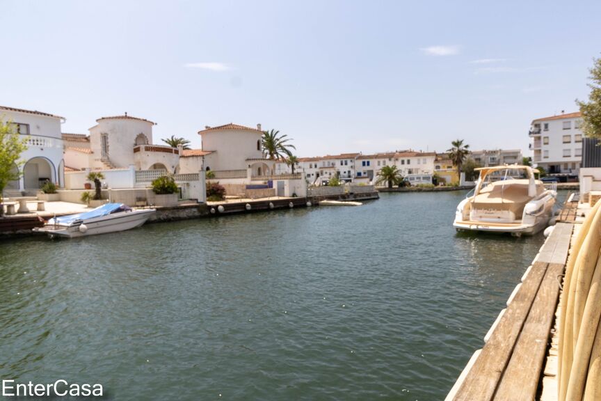 Tastefully renovated house, on a large canal in Ampuriabrava