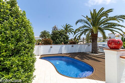 Casa renovada con muy buen gusto, en un canal ancho en Ampuriabrava