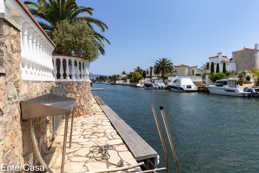 Casa renovada amb molt bon gust, en un canal ample a Empuriabrava