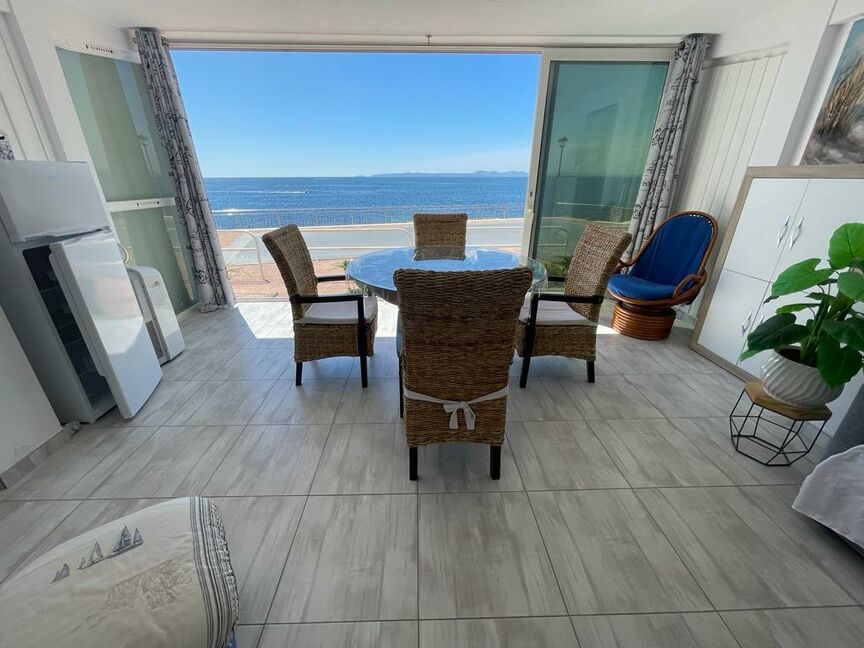 Apartamento en primera línea de mar en Canyelles Roses vista al mar