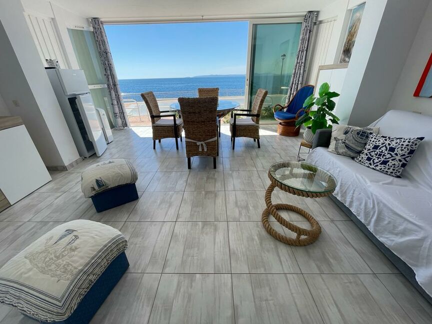 Apartamento en primera línea de mar en Canyelles Roses vista al mar