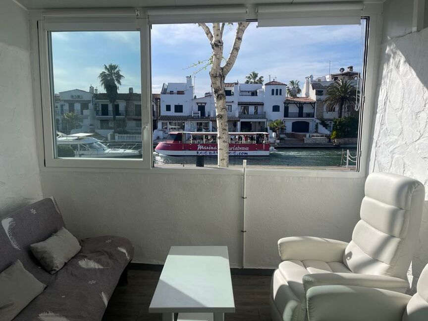 Great opportunity! 1-bedroom apartment with parking and canal view. Don't miss out!
