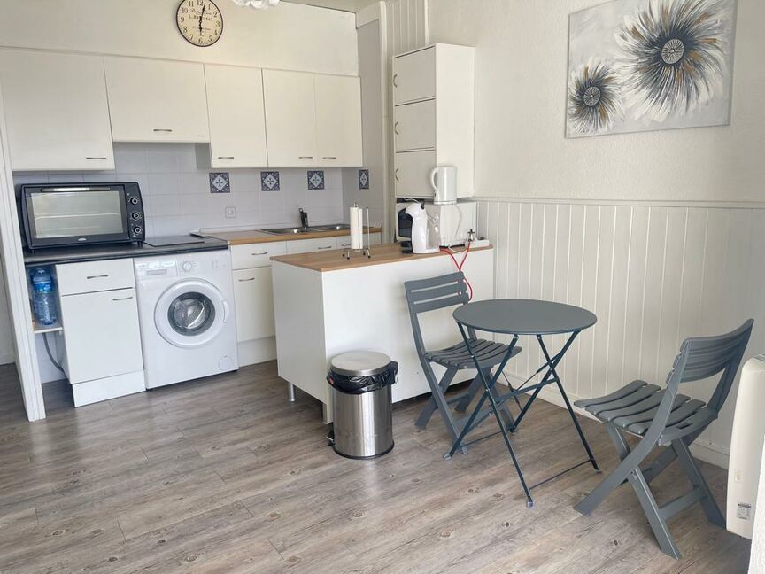 Great opportunity! 1-bedroom apartment with parking and canal view. Don't miss out!