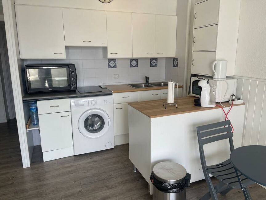 Great opportunity! 1-bedroom apartment with parking and canal view. Don't miss out!