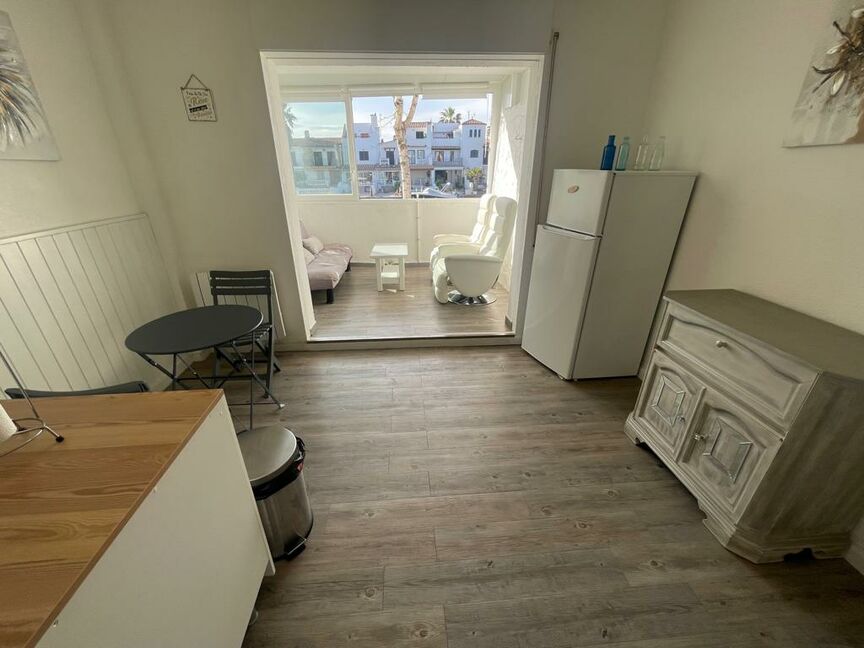 Great opportunity! 1-bedroom apartment with parking and canal view. Don't miss out!