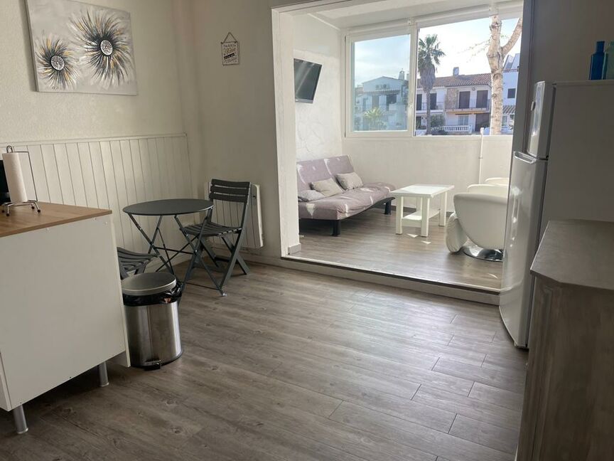 Great opportunity! 1-bedroom apartment with parking and canal view. Don't miss out!