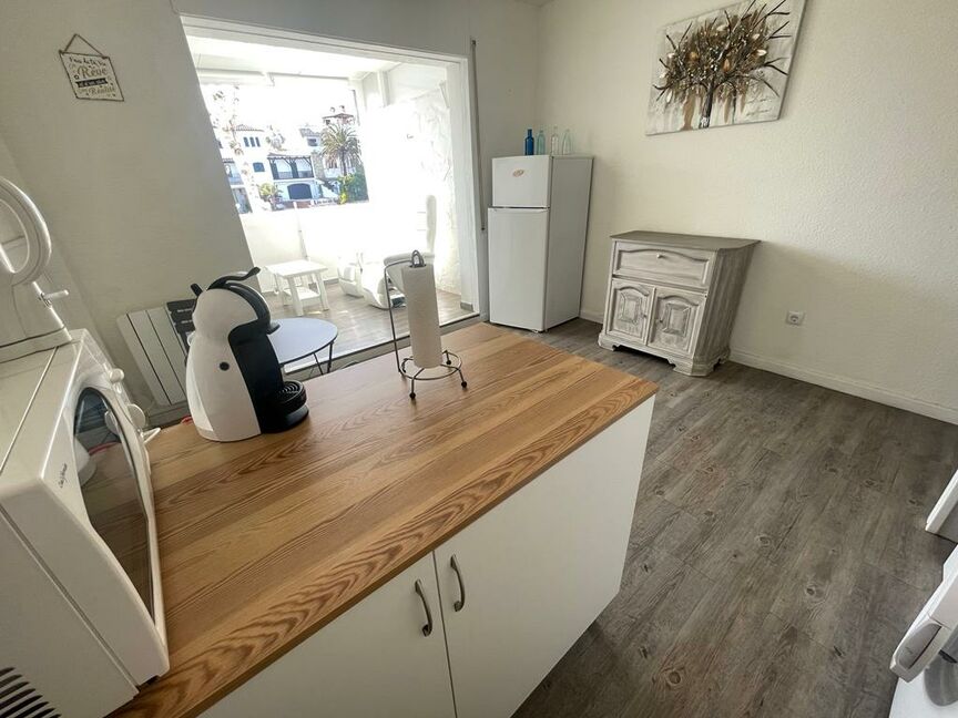 Great opportunity! 1-bedroom apartment with parking and canal view. Don't miss out!