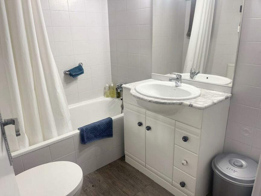 Great opportunity! 1-bedroom apartment with parking and canal view. Don't miss out!