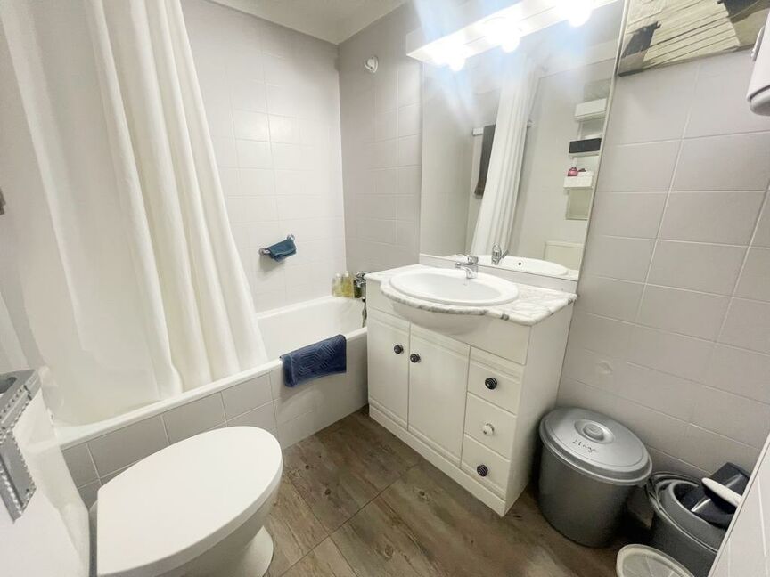 Great opportunity! 1-bedroom apartment with parking and canal view. Don't miss out!