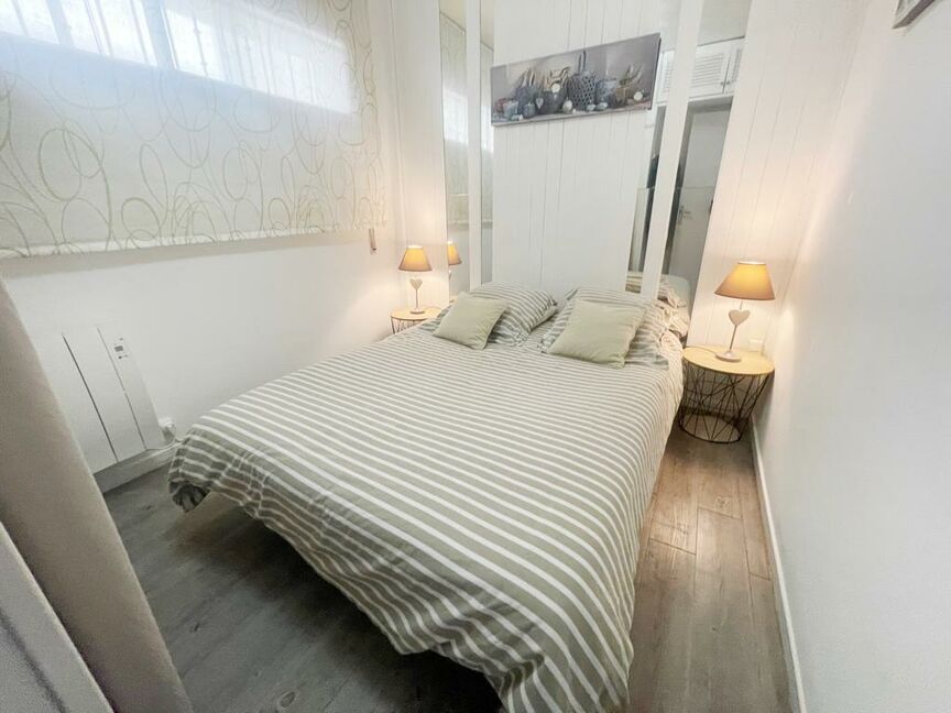 Great opportunity! 1-bedroom apartment with parking and canal view. Don't miss out!