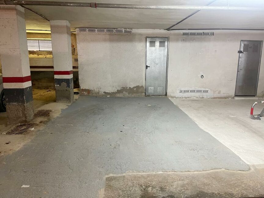 Great opportunity! 1-bedroom apartment with parking and canal view. Don't miss out!