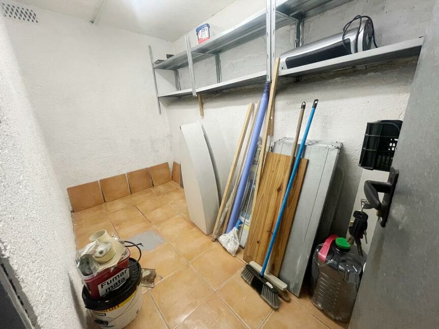 Great opportunity! 1-bedroom apartment with parking and canal view. Don't miss out!