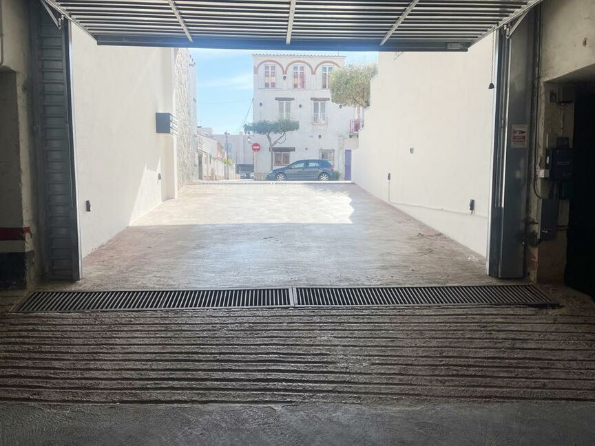 Great opportunity! 1-bedroom apartment with parking and canal view. Don't miss out!