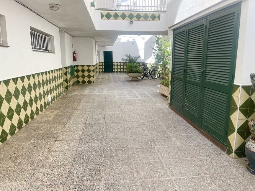 Great opportunity! 1-bedroom apartment with parking and canal view. Don't miss out!