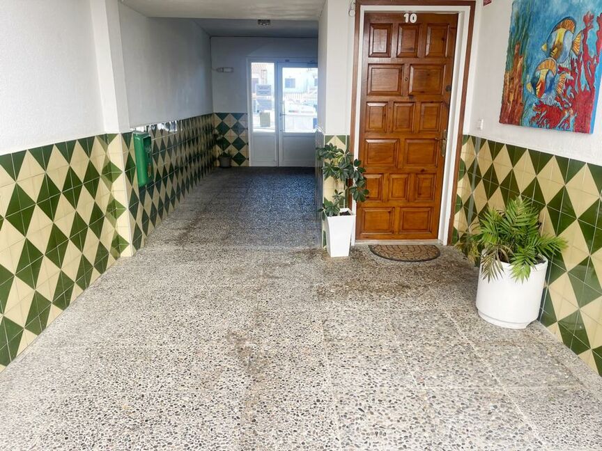 Great opportunity! 1-bedroom apartment with parking and canal view. Don't miss out!