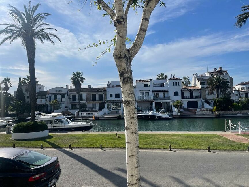 Great opportunity! 1-bedroom apartment with parking and canal view. Don't miss out!