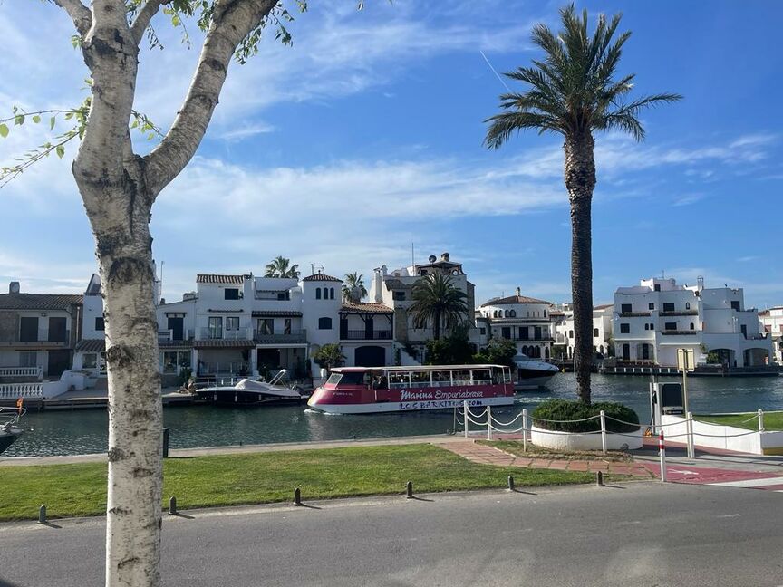 Great opportunity! 1-bedroom apartment with parking and canal view. Don't miss out!