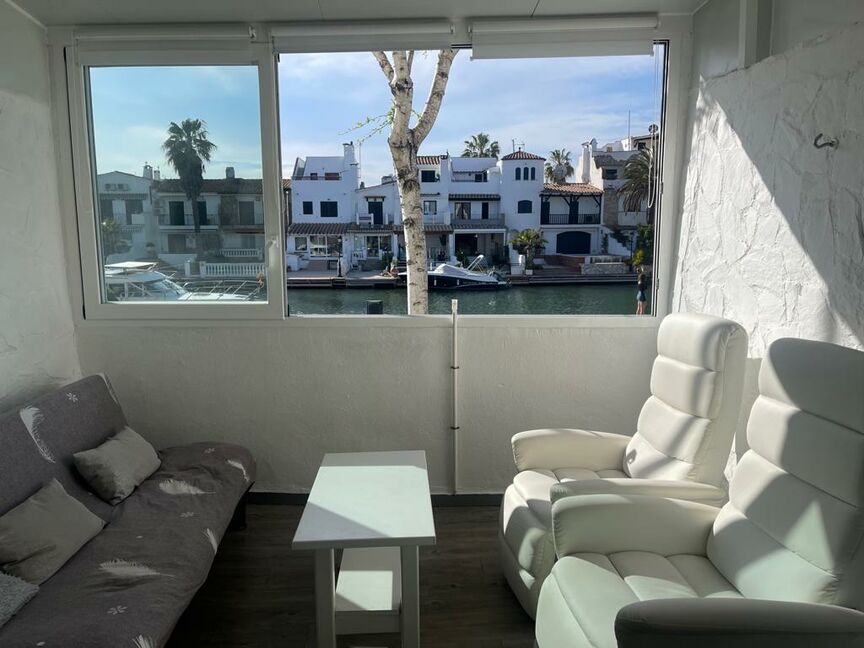 Great opportunity! 1-bedroom apartment with parking and canal view. Don't miss out!