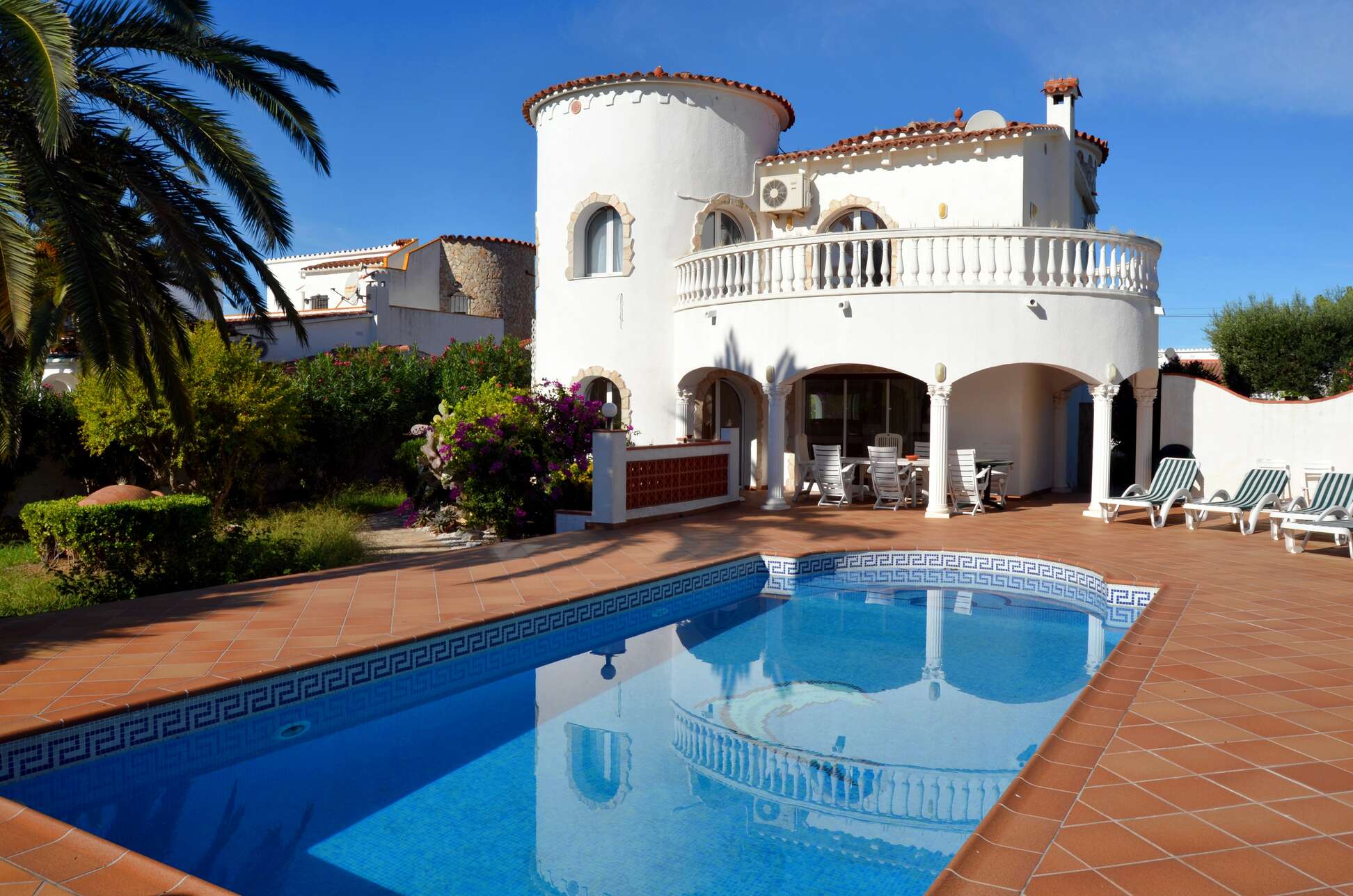 Villa with 25m of mooring on sale in Empuriabrava.