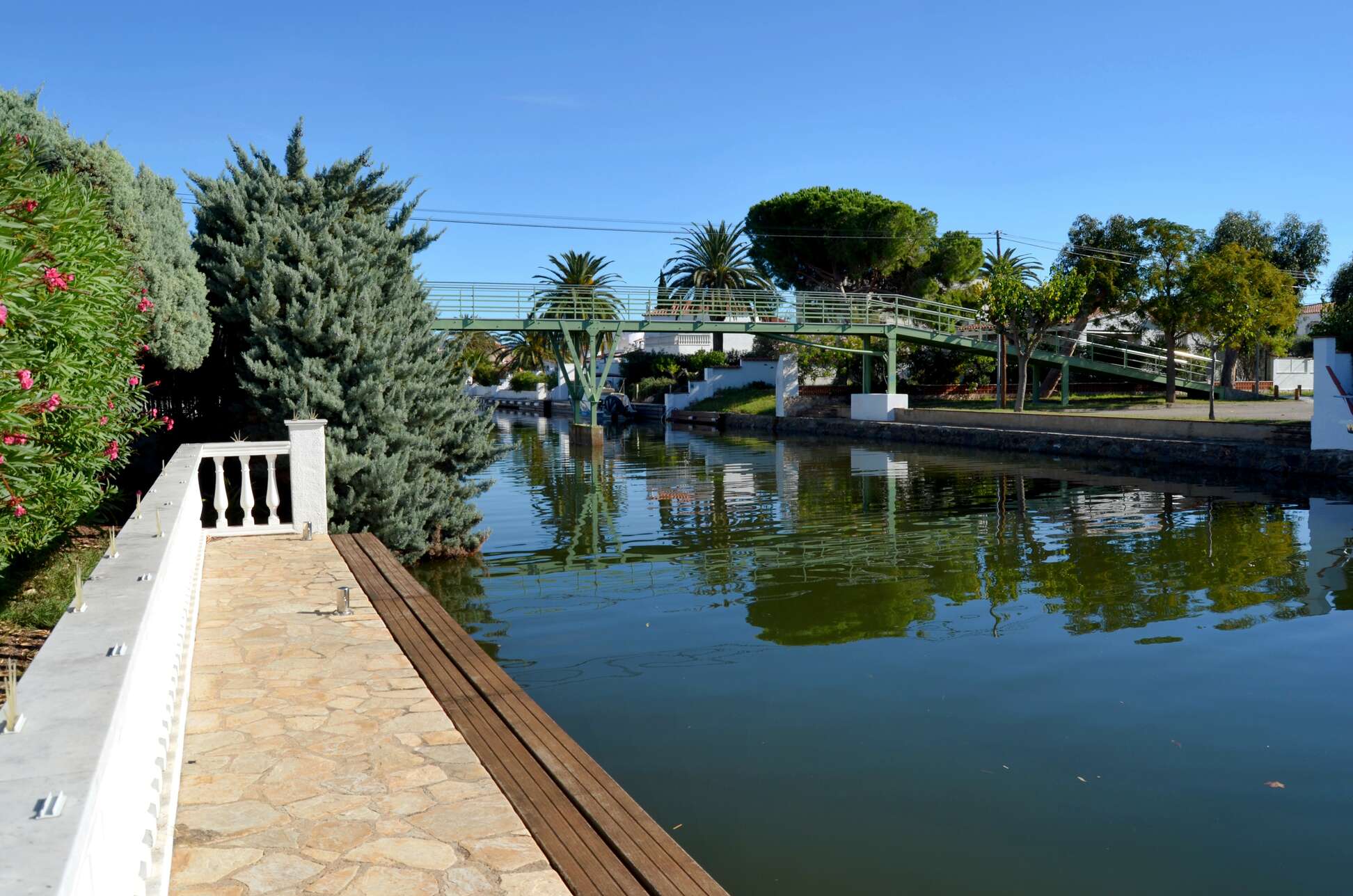 Villa amb amarre de 25m en venda a Empuriabrava.