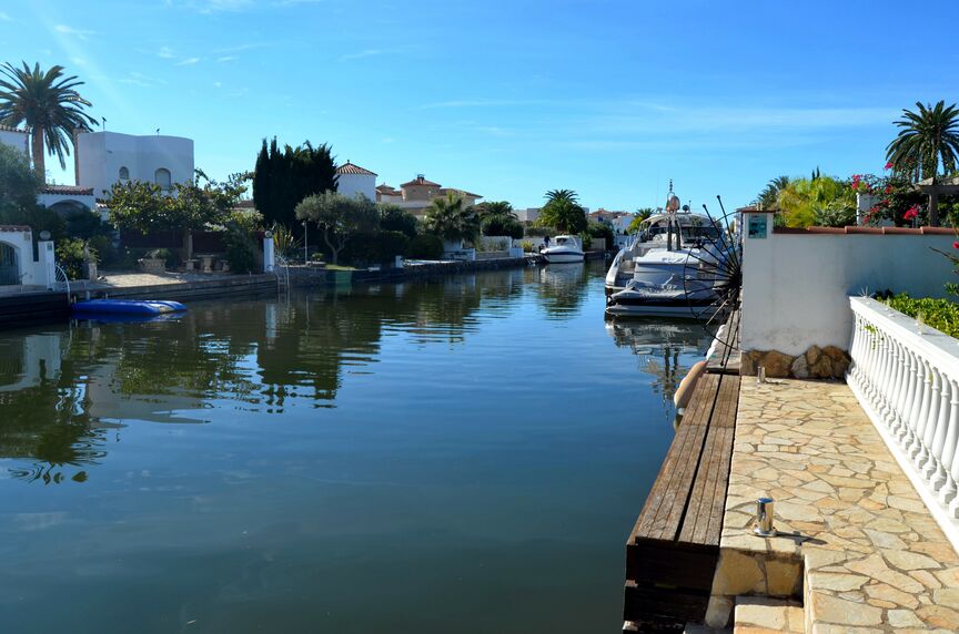 Villa amb amarre de 25m en venda a Empuriabrava.