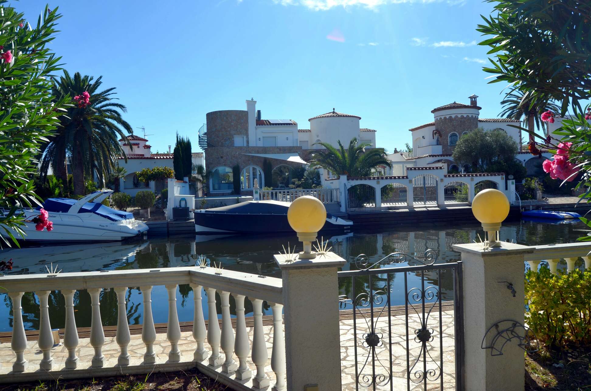 Villa con amarre de 25m en venta en Empuriabrava.