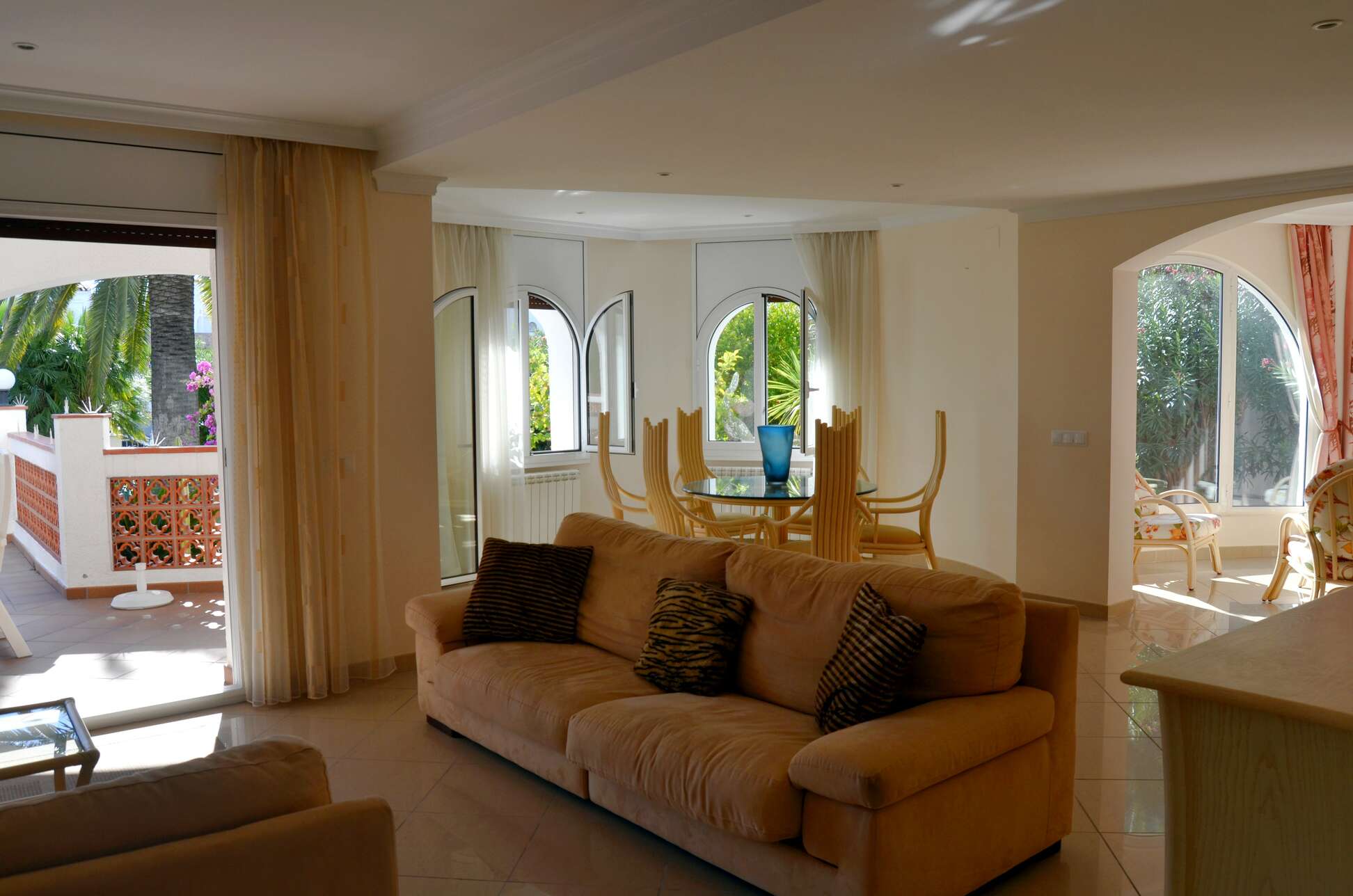 Villa with 25m of mooring on sale in Empuriabrava.