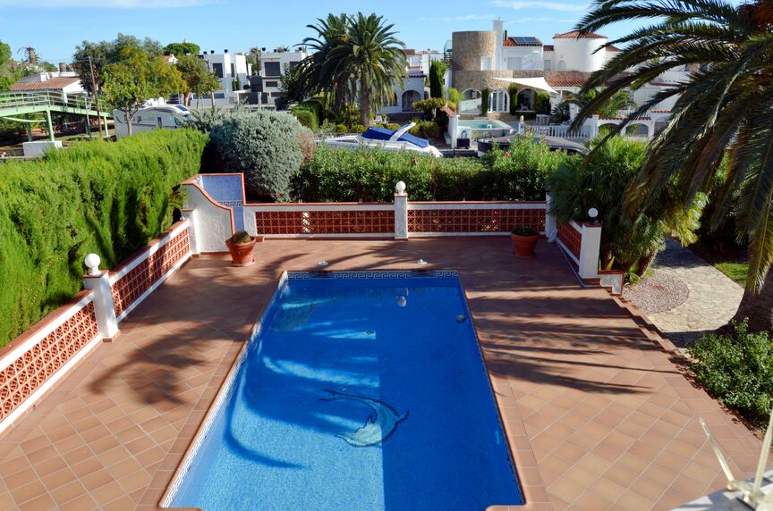 Villa with 25m of mooring on sale in Empuriabrava.