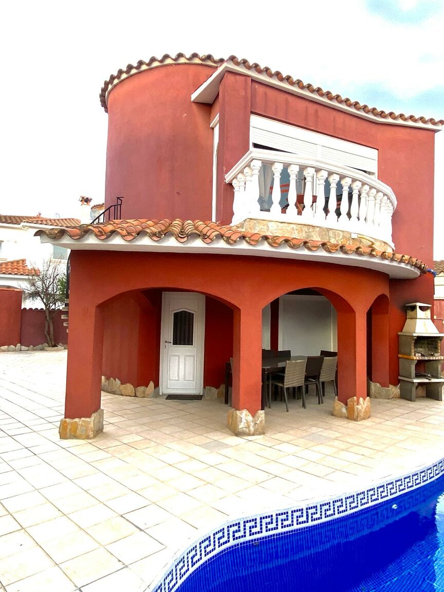 Villa con piscina en venta en el sector Carmansó de Empuriabrava | Empuriaimmo.