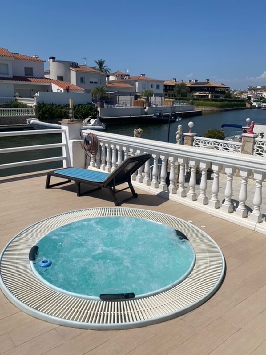 Casa con amarre en venta en Empuriabrava.