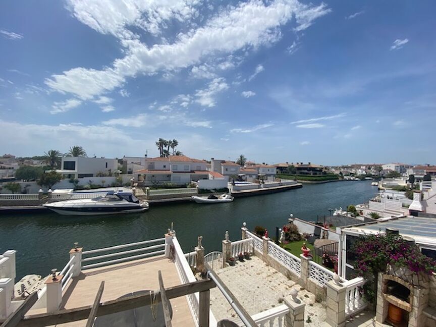 Casa amb amarrador en venda a Empuriabrava.