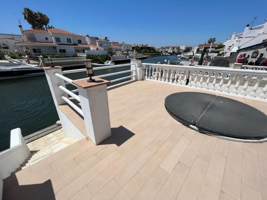 House with mooring for sale in Empuriabrava