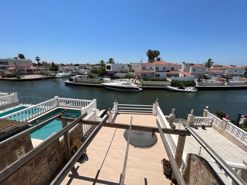 Casa amb amarrador en venda a Empuriabrava.