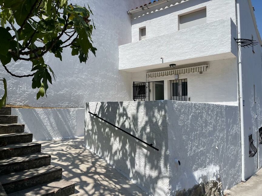 Townhouse just steps away from the port of Rosas.