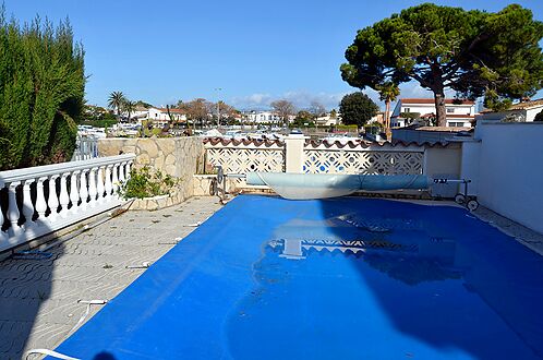 Villa de 3 dormitorios, vista al canal en Empuriabrava