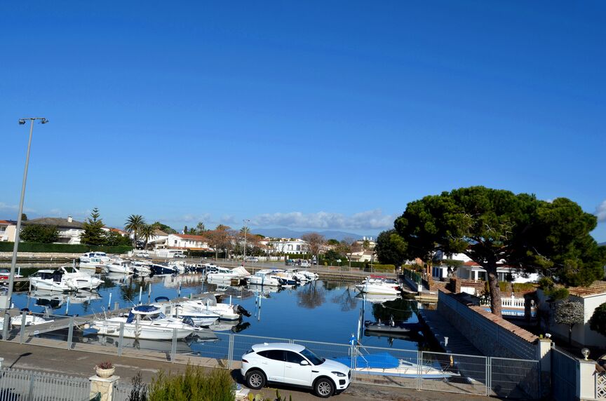 Villa de 3 dormitorios, vista al canal en Empuriabrava