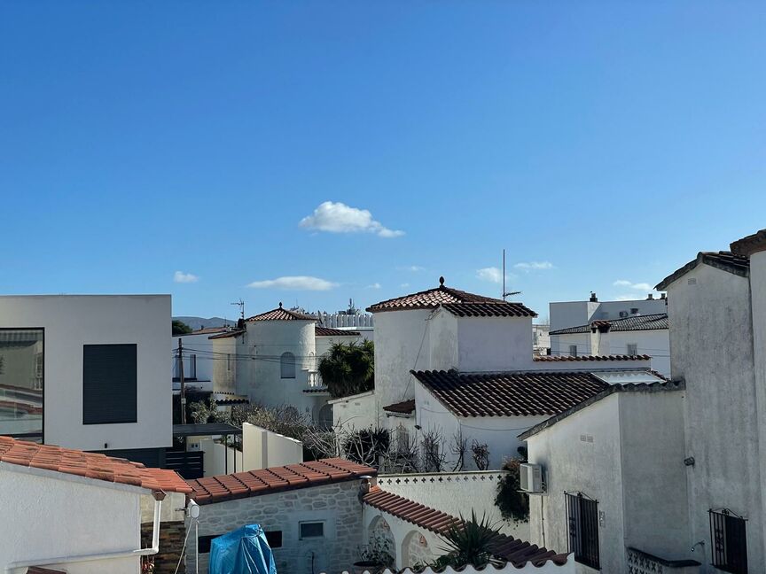 Villa de 3 dormitorios, vista al canal en Empuriabrava