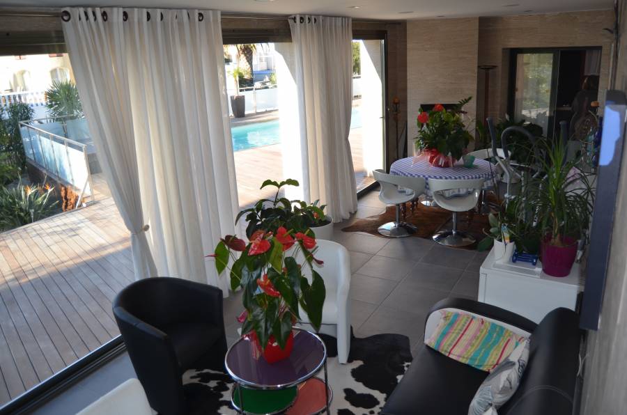 Fantastic modern villa with 25m of mooring, swimming pool and jacuzzi.