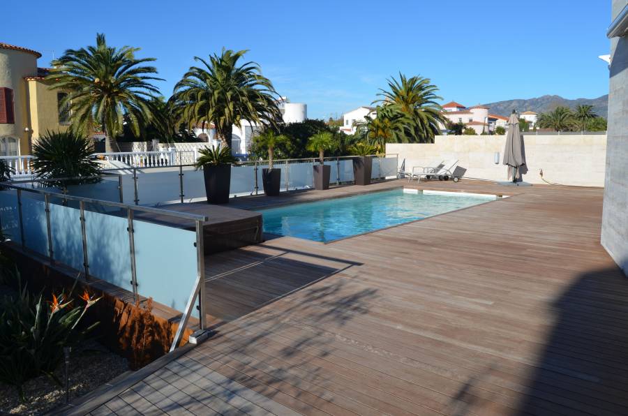 Fantastic modern villa with 25m of mooring, swimming pool and jacuzzi.